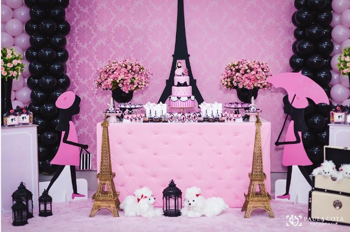 Lindas siluetas de las niñas caminando en París @patinhafestasbh