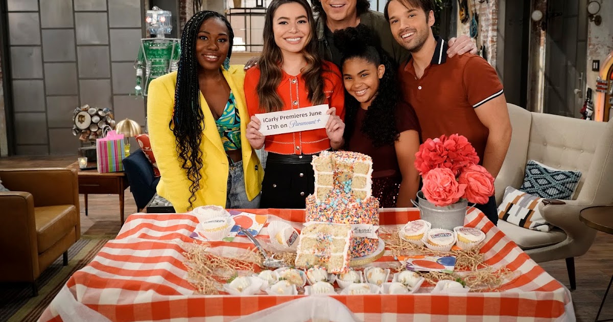 NickALive! Miranda Cosgrove Reveals New Details About NickALive! Miranda Cosgrove Reveals New Details About