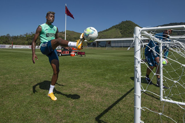 Bruno Henrique passa por tratamento, mas segue fora do Flamengo no clássico com o Flu