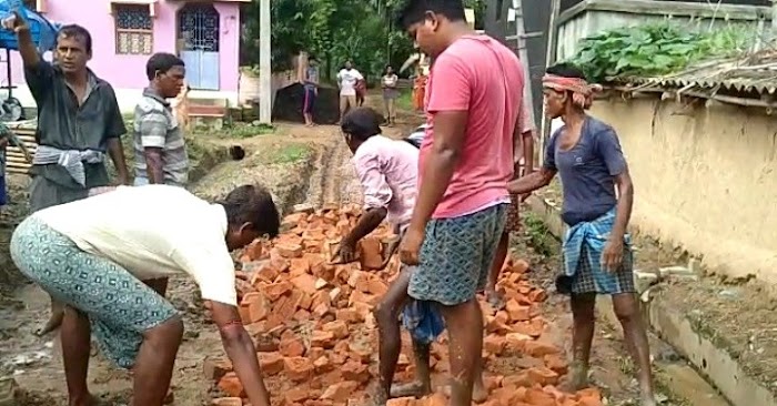 গত ৭বছরেও গ্রামের রাস্তা তৈরি করেনি পঞ্চায়েত, বাধ্য হয়ে চাঁদা তুলে কাজ শুরু করলো গ্রামবাসীরা
