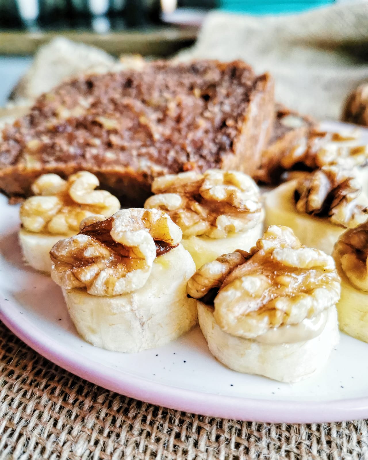 DIE Alternative zum Bananenbrot: Das saftige Birne-Walnuss-Brot mit kalifornischen Walnüssen ist lecker, bekömmlich, macht satt und ist zuckerfrei. Statt Kuchen oder zum Frühstück, unbedingt mal probieren! // Noch mehr leckere und einfache Familien-Rezepte gibt es auf judetta.de