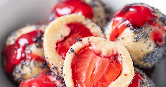 Quarkknödel Low Carb mit Erdbeeren und Mohn - Mom Recipe Today