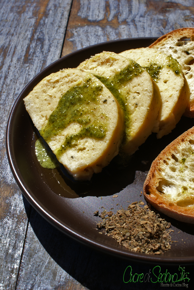 Polpettone di patate e tonno con pesto di rucola e polvere di capperi