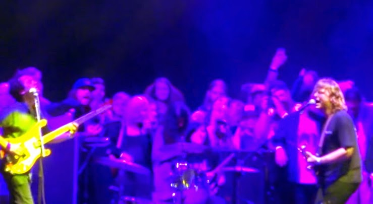 Ty Segall's F**king EPIC Performance of David Bowie's "Moonage Daydream" @ Burgerama 4