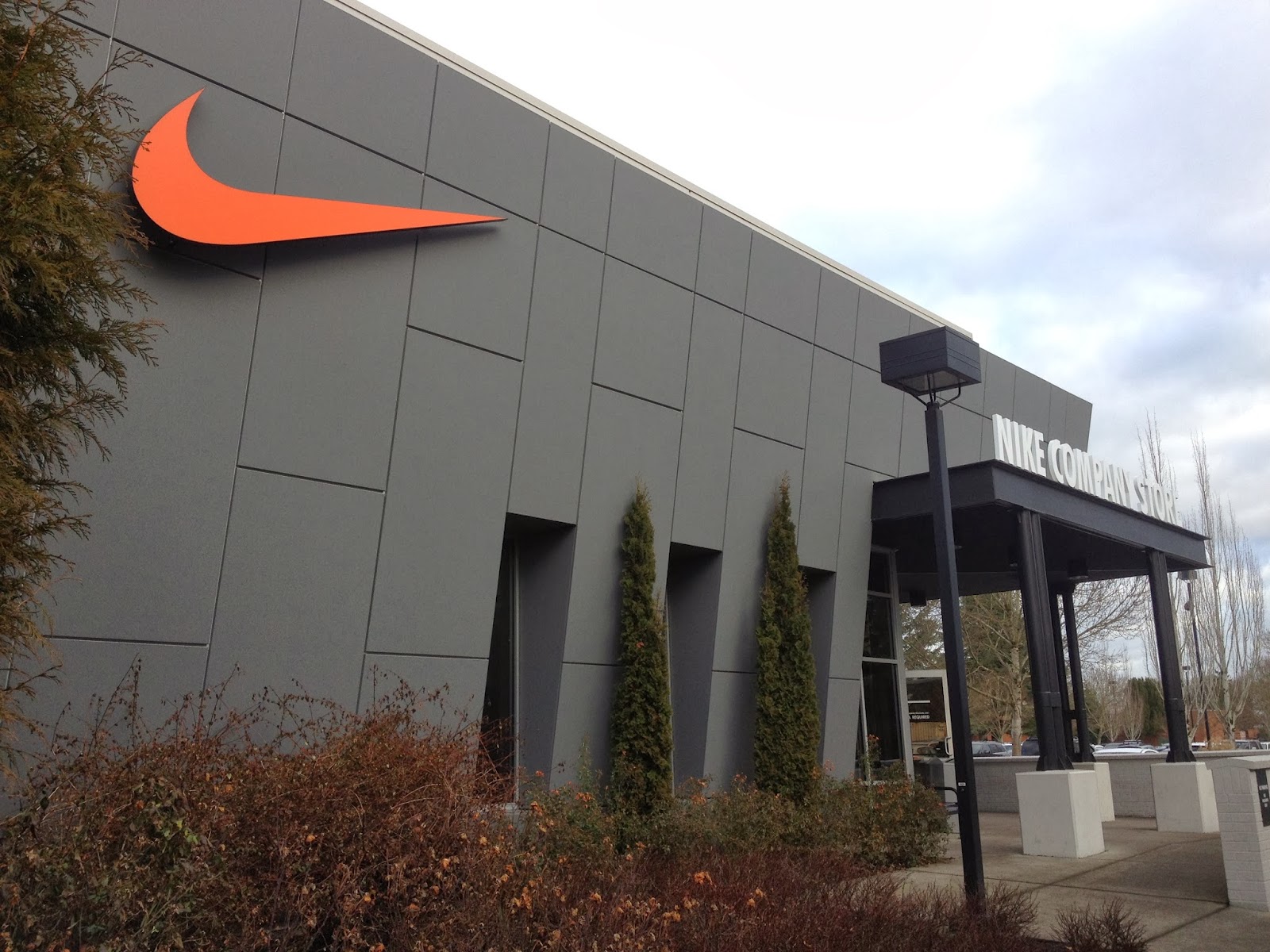Завод найк. Nike kompaniyasi. Найк компания офис. Здание найк компания. Главный офис Nike.