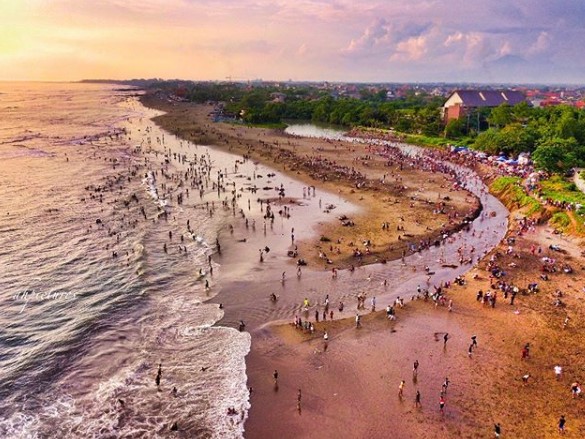 Tradisi Bau Nyale di Lombok