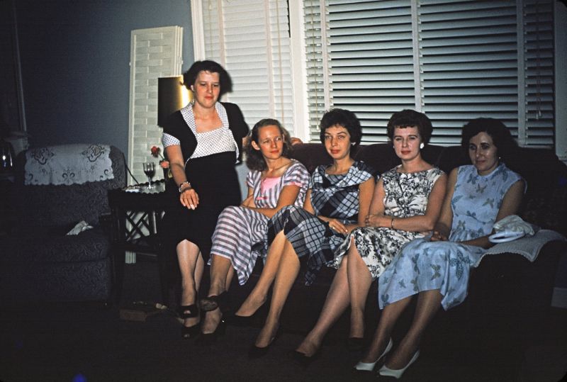 30 Found Kodachrome Photos Capture People At Home in the 1950s ...