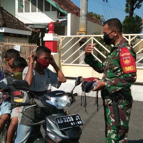 Koramil 15/Polanharjo Bersama Muspika Bagikan Masker Gratis