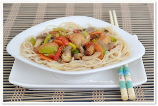 Taietei de orez cu pui si legume