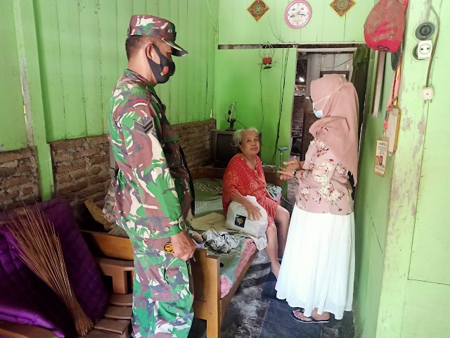 Sertu Djunaedi Dampingi Komunitas Amanah Mranggen Berikan 45 Sembako Kepada Warga Desa Mranggen
