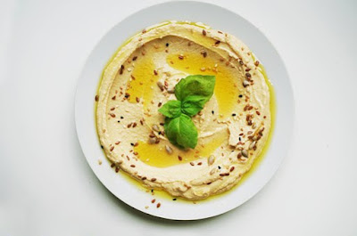 plate of hummus appetzier
