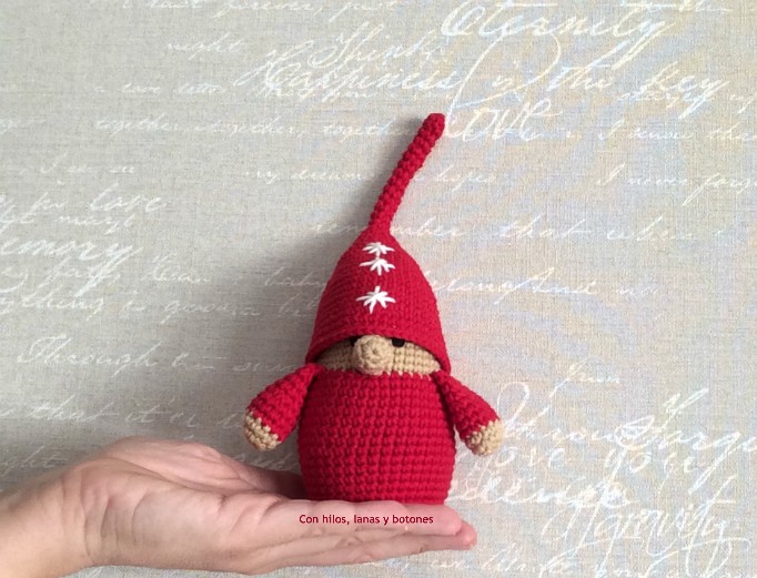 Con hilos, lanas y botones: Enanito de Navidad de ganchillo (patrón gratis)