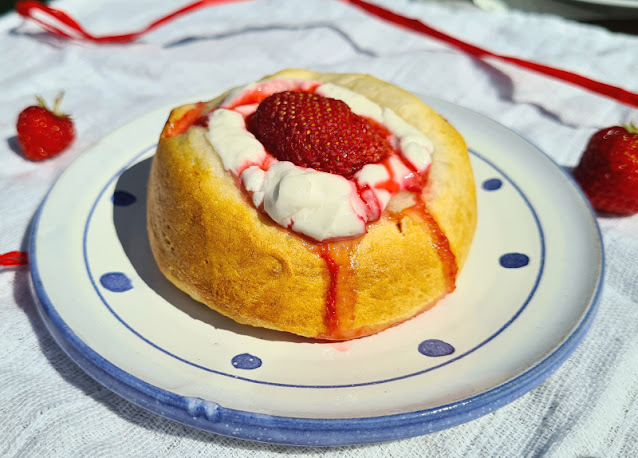 Rezept: Blitzschnelle dänische Erdbeer-Boller. Erdbeer-Gebäck aus Dänemark ist ein Genuss, wie diese schnellen und süßen Erdbeer-Brötchen.