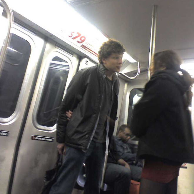 Photo : 地下鉄でソーシャル・ネットワーク中の光景