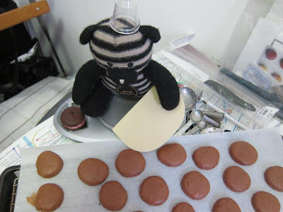 making choolate macarons