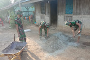 Personel Satgas Pamtas Sektor Timur Rehab Rumah Warga Dusun Fatululi Maumutin.