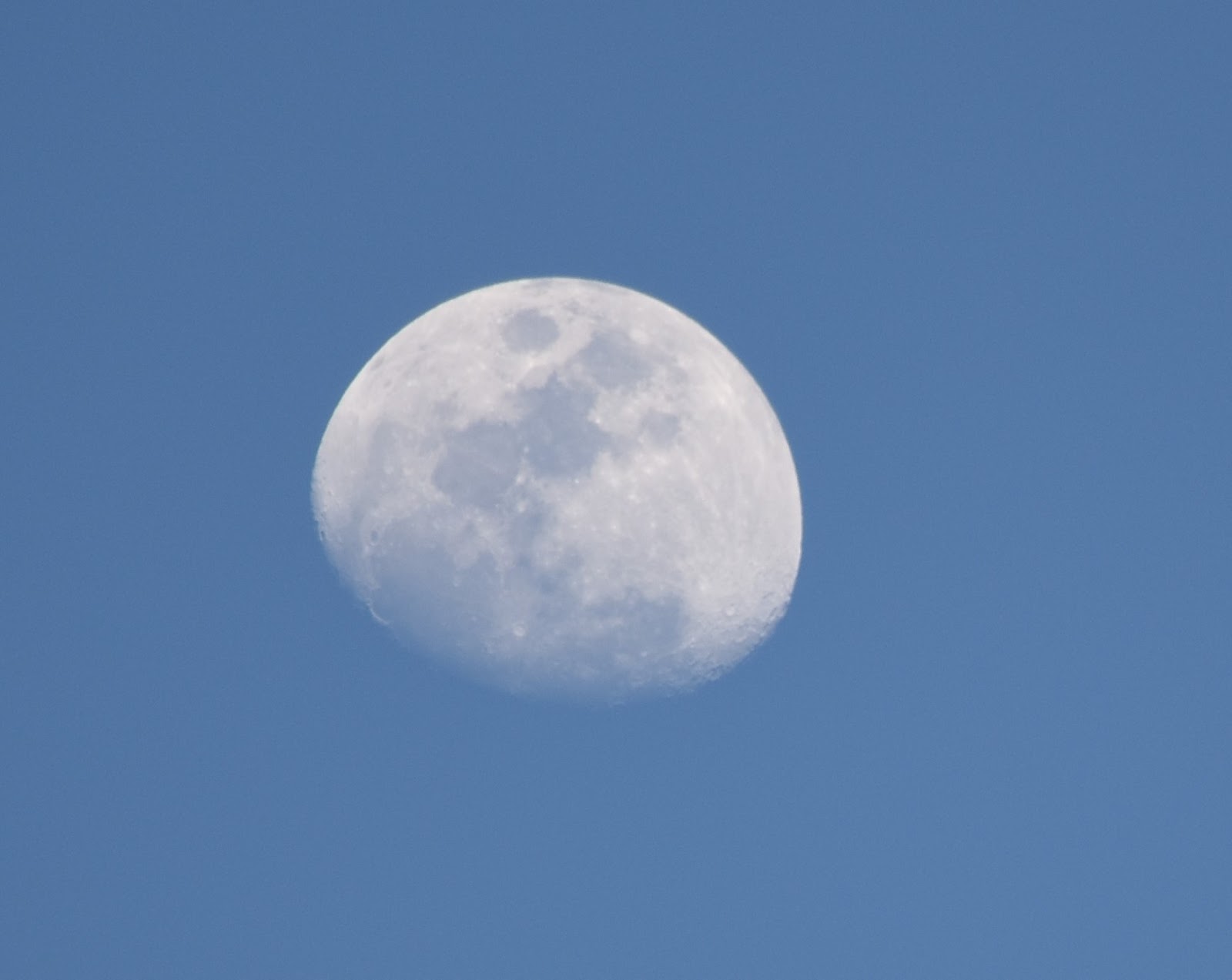 20 года будет луна. Белоснежная Луна. Луна в облаках. Бело лунный цвет.