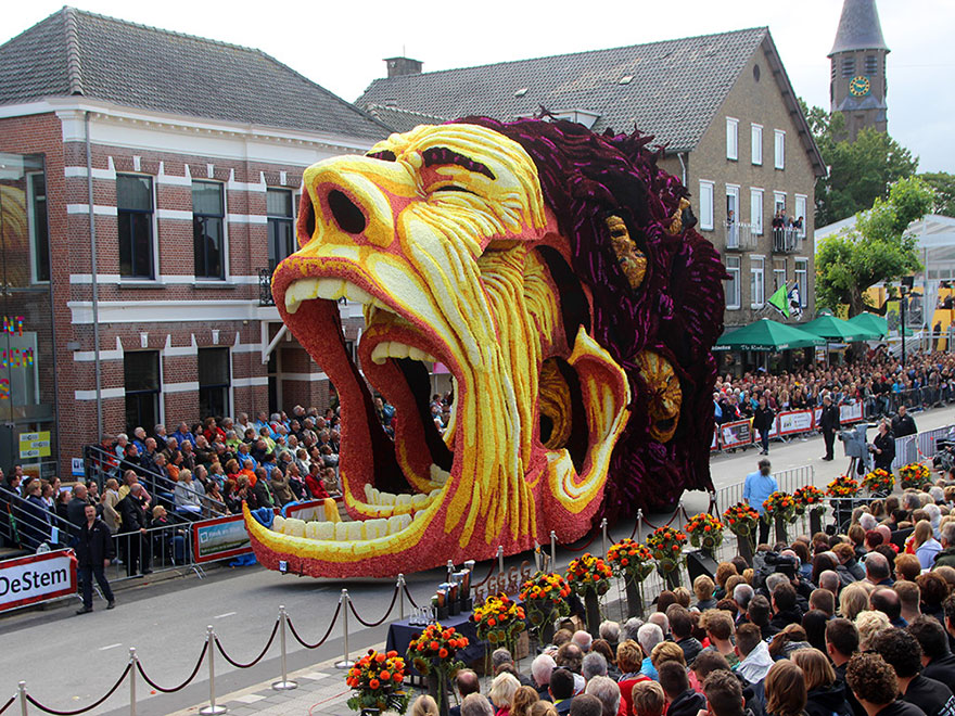 Every float is made of thousands of dahlia flowers - 19 Giant Flower Sculptures Honour Van Gogh At World’s Largest Flower Parade In The Netherlands