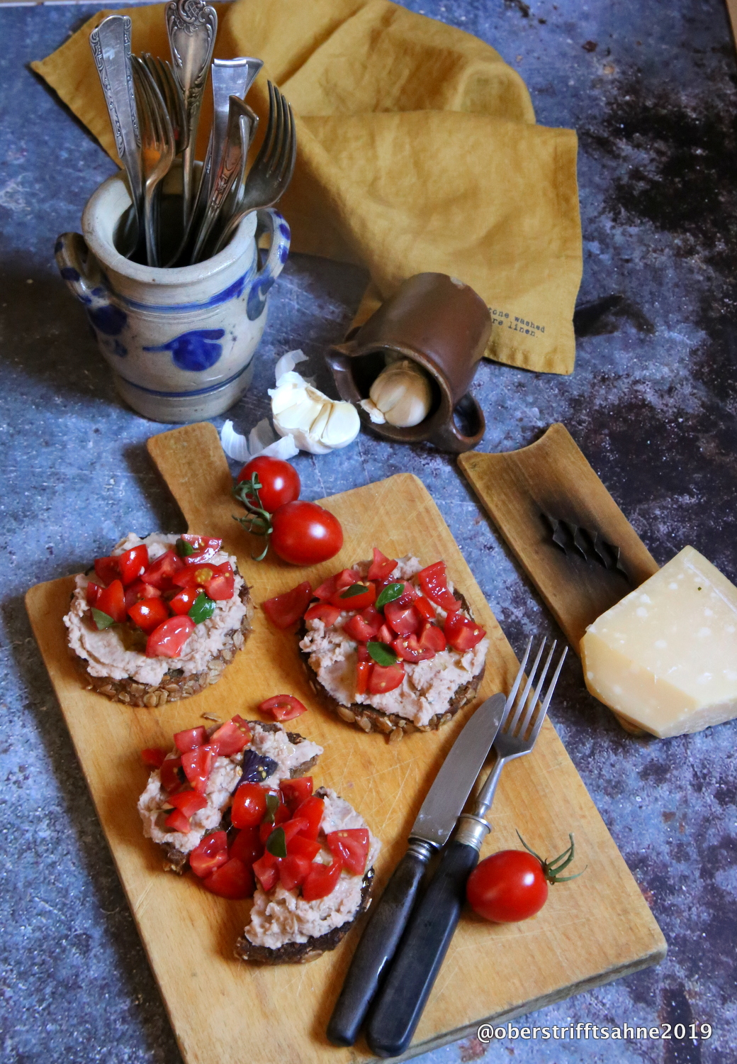Saisonal schmeckt besser: Bruschetta mit Bohnencreme und Tomaten