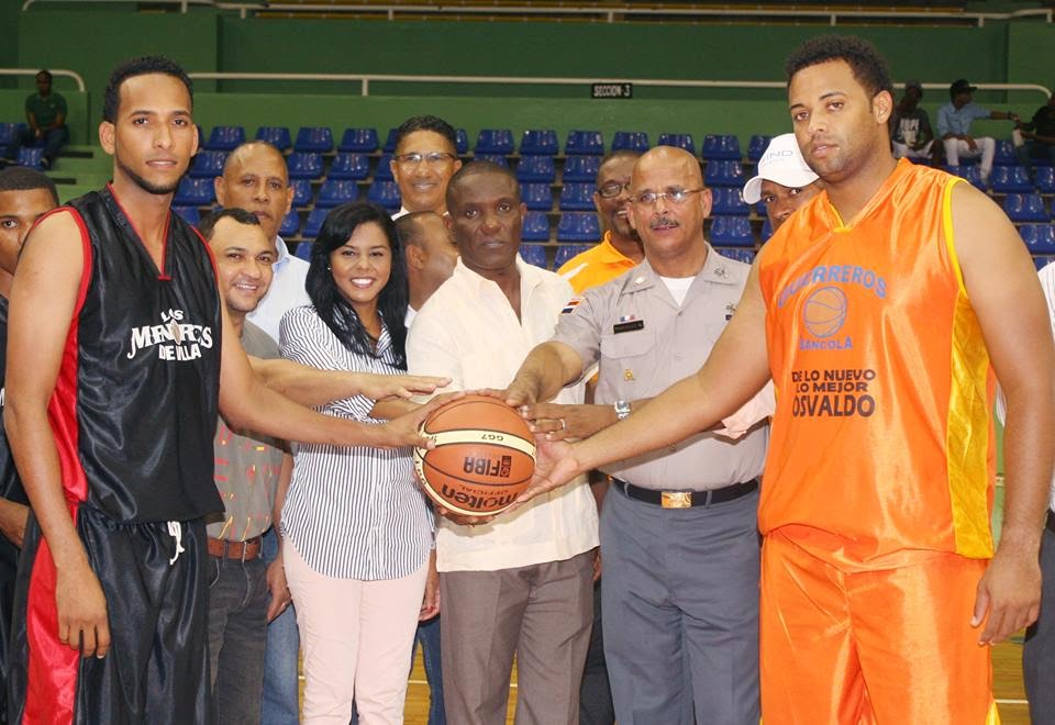 Inauguran Torneo de la Liga Barrial de Baloncesto de La Romana. Reconocen al cronista Raymond Tejeda. 