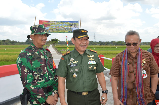 Danrem Granada Baay : Saya Berharap Warga Merawat Semua hasil TMMD Danrem Granada Baay : Saya Berharap Warga Merawat Semua hasil TMMD
