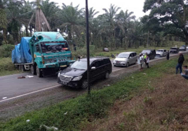 Ban Masuk Parit, Sopir Truk Loging Lari Sesaat Tak Bisa Kendalikan Kendaraan 