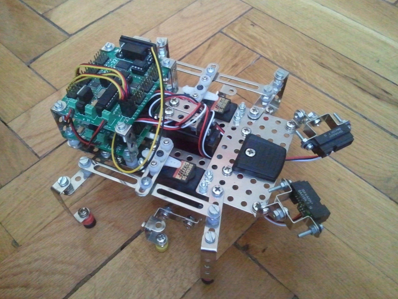 Ro-droid-dev: THREE SERVO HEXAPOD