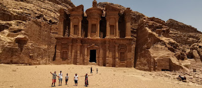 El Monasteriode Petra, mide 47m. de ancho por 48,3m. de alto.