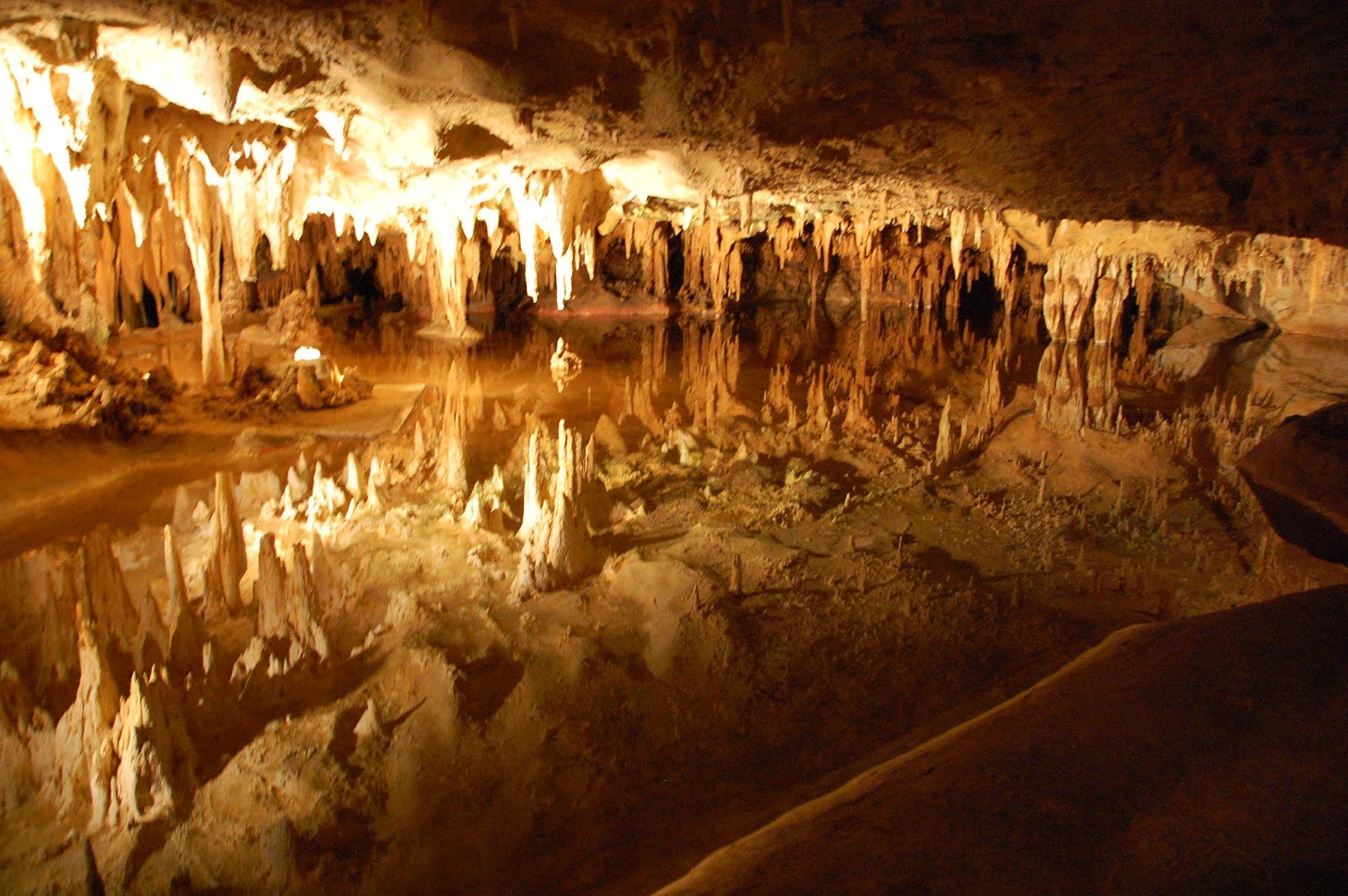 Что такое карст. Погребенный Карст. Карстовые пещеры известняк. Карстовые пещеры Онис. Карстовая пещера Лыткарино.