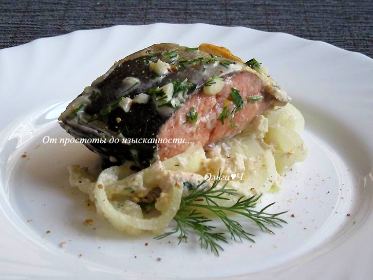 Горбуша запеченная в духовке на луковой подушке. Морской окунь в духовке на луковой подушке. Горбуша на луковой подушке в духовке. Рыба на луковой подушке в духовке. Ауха в сметане.