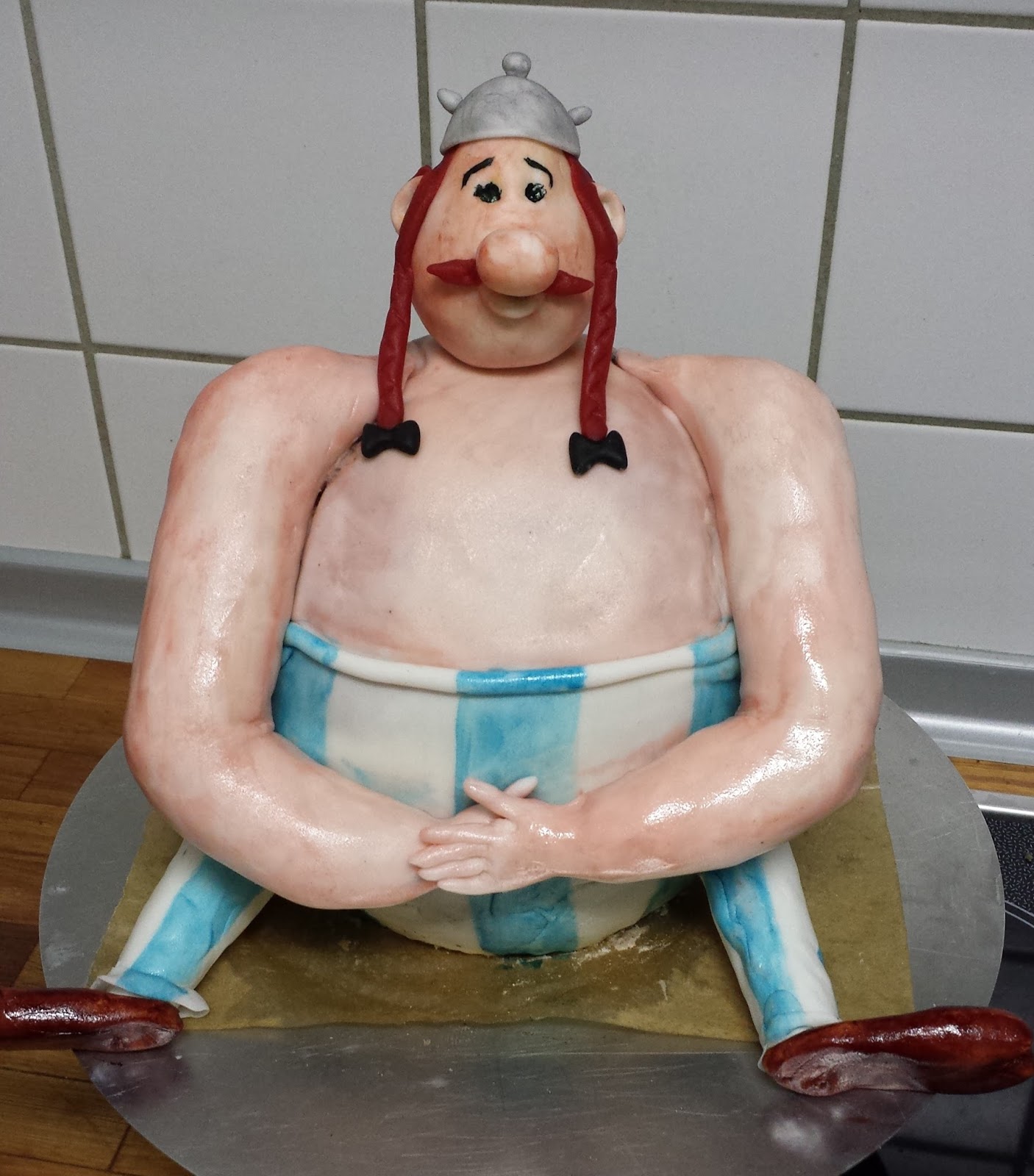 Motivtorte Obelix mit Überzug aus Fondant und Akzenten aus Blütenpaste