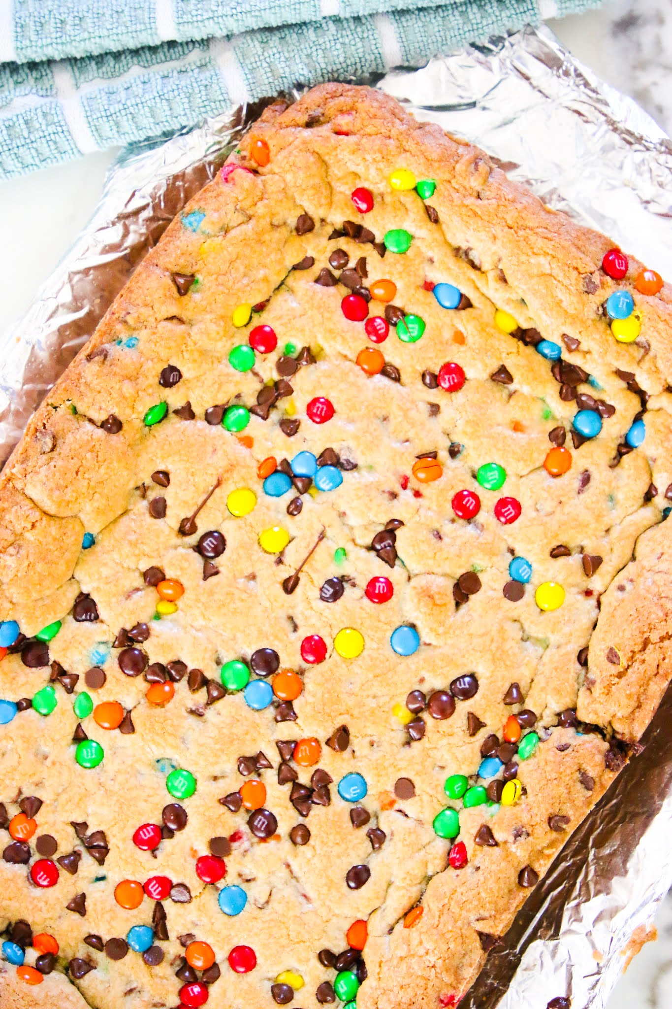 The best blondies cookies. m&m chocolate chip blondes. M&M bars. Blondies recipe. Rainbow blondies. M&M brownies. Brown butter m&m blondies. M&M cookie recipes. The best m&m dessert recipes. Easy family night recipes. The best cookie bar recipe. Cookie bar recipes. The best cookie cake recipe. #cookies #chocolate #baking #cookiecake #cookiebars