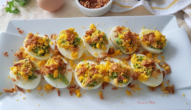 Huevos rellenos de guacamole y cebolla crujiente 