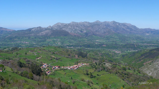 Pueblo de Pesquerín con La Sierra del Sueve Pueblo de Pesquerín con La Sierra del Sueve