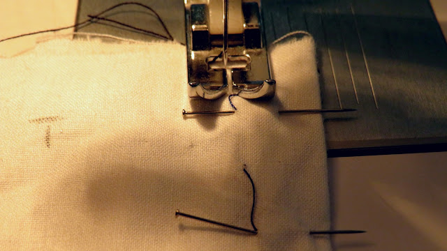 Empezando costura con la máquina antes del inicio de la pinza