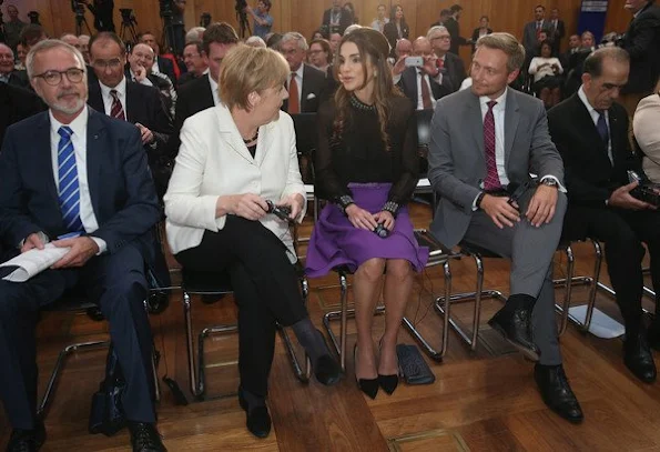 Queen Rania Al Abdullah of Jordan receives the Walter Rathenau Prize from German Chancellor Angela Merkel 