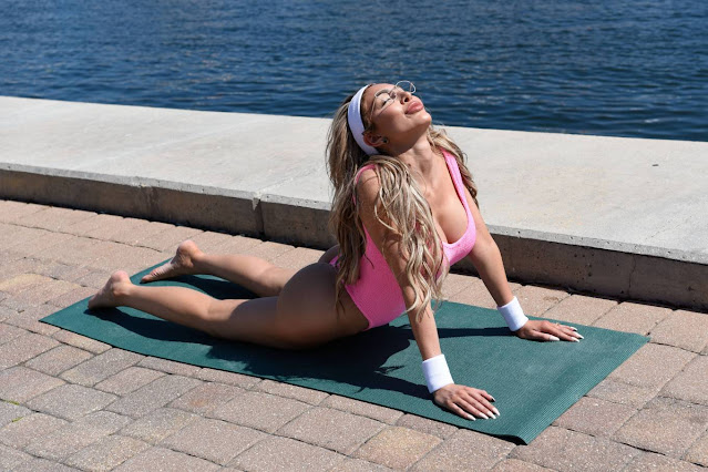 Farrah Abraham – Doing yoga on the beach in Palm Beach