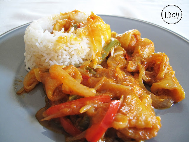 Puntillas De Calamar Encebolladas Acompañadas De Arroz