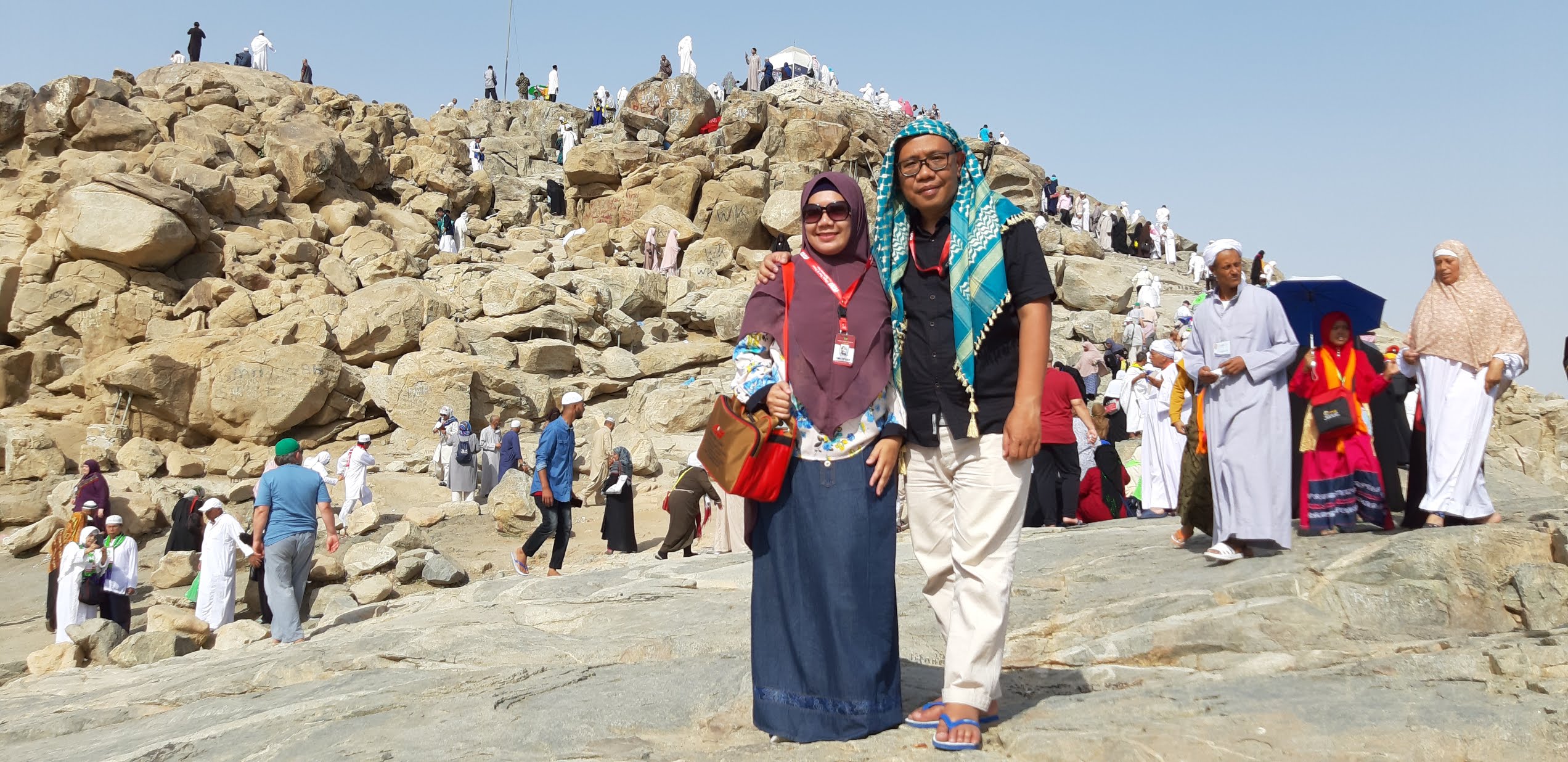 berkunjung ke jabal rahmah bukit kasih sayang di padang arafah umroh nurul sufitri travel lifestyle blogger alhijaz indowisata arab saudi review