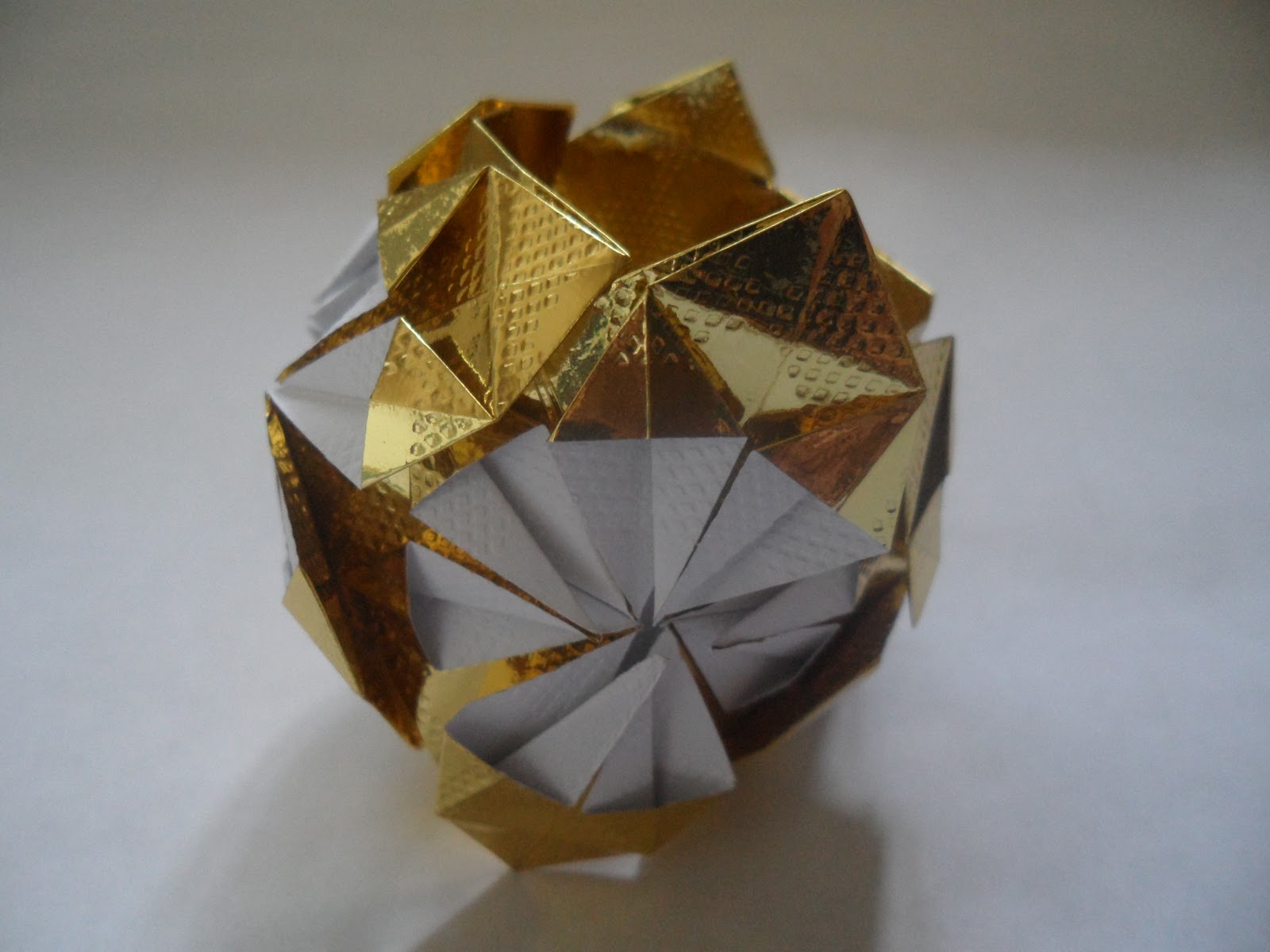 Bracelete dourado de origami