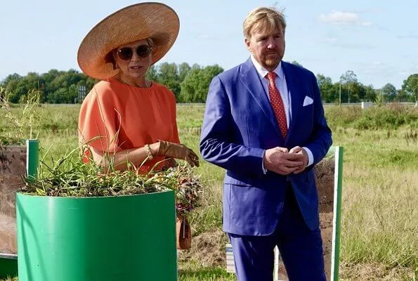 Queen Maxima wore a new dress from Natan. Belgian fashion house Natan. She wore a suede pumps from Gianvito Rossi. Fabienne Delvigne hat