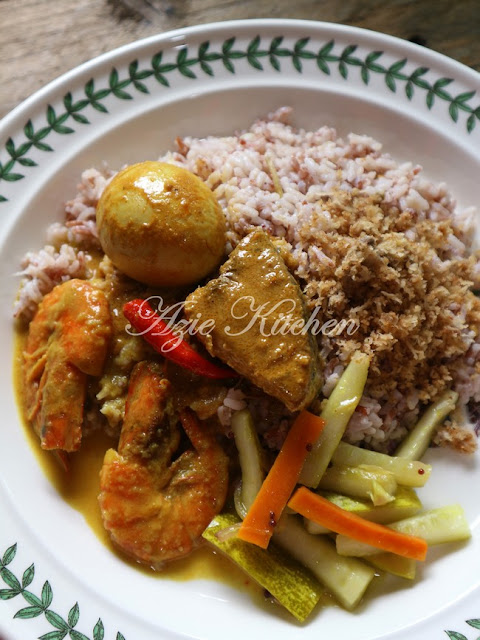 Nasi Dagang Kelantan Dengan Gulai Ikan Tongkol Dan Sambal Ikan