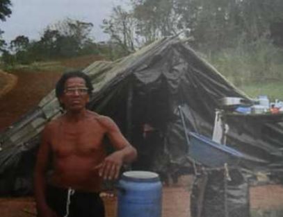 Sr. Ari em casa provisória da aldeia Itakupe. Imagem inclusa na tese de Camila Salles. Foto: Débora Stucchi