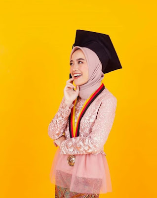 Gambar model hijab wisuda wajah bulat terbaru Gambar model hijab wisuda wajah bulat terbaru