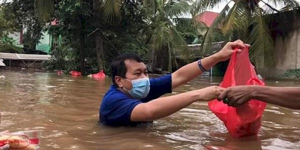 Kontras Dengan Buzzer Yang Sibuk Nyinyiri Banjir, Ketua Demokrat DKI Langsung Nyemplung Bagikan Bantuan