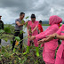 Candaan Kapolres Ke Ketua Bhayangkari Minahasa Warnai Pengangkatan Enceng Gondok di Danau Tondano