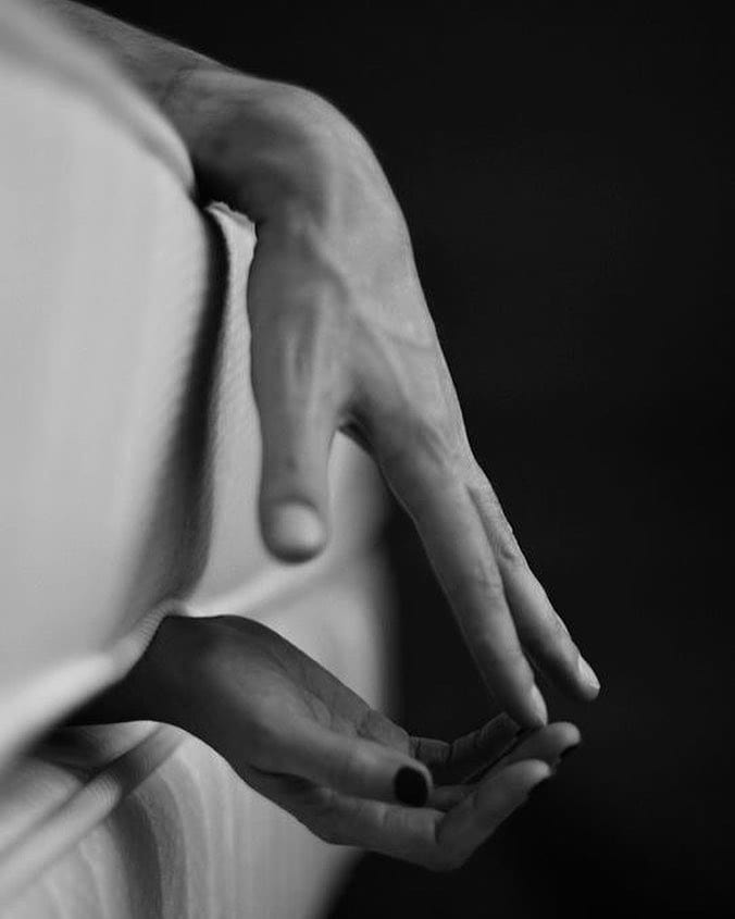 мужчина трогает руки. женщина в мужских руках. мужские руки обнимают. мужская рука на плече. мужская рука на талии.