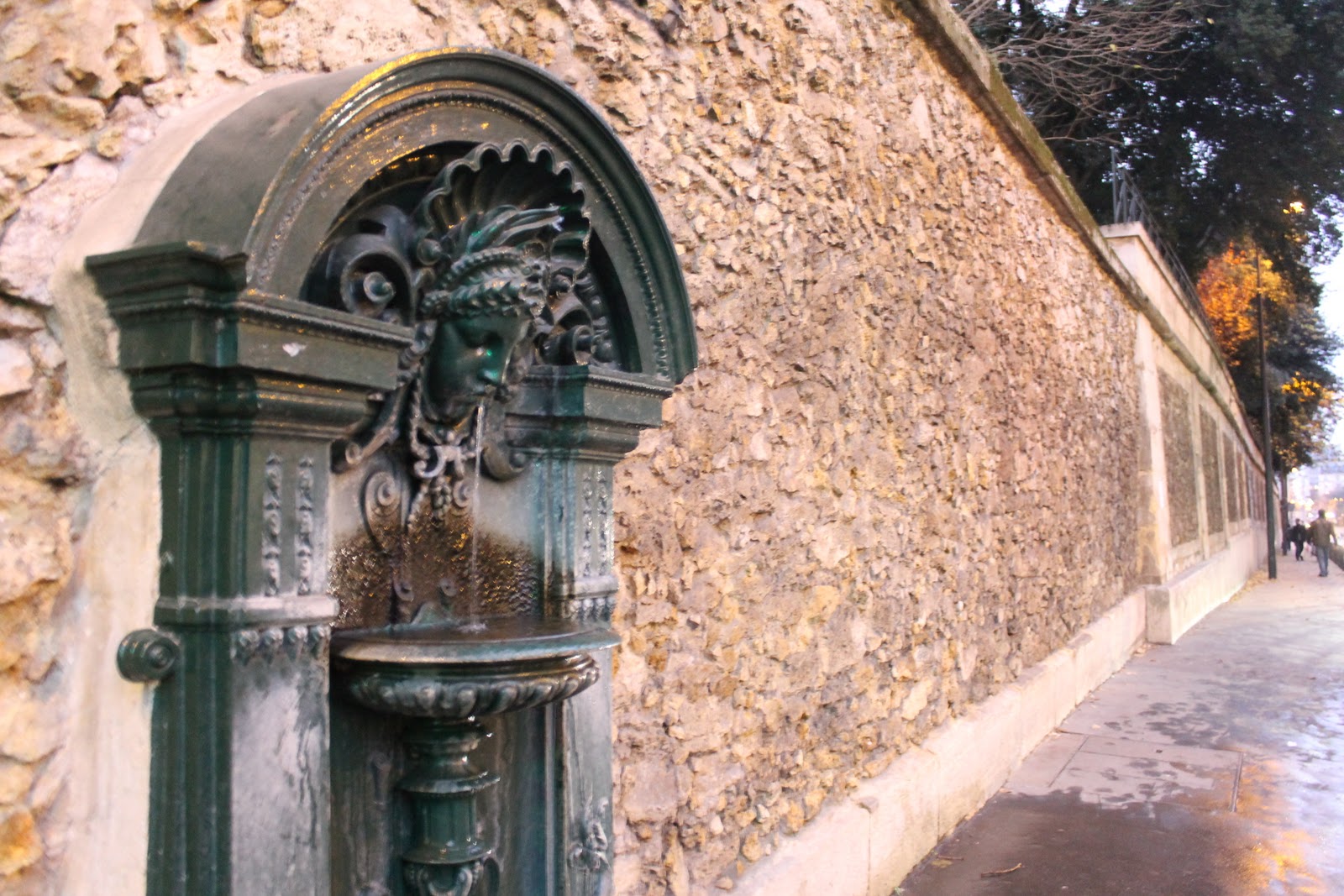 une-ann-e-paris-neighborhood-shots-dusk