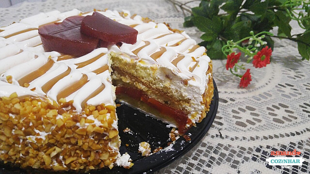 Bolo de doce de leite e goiabada