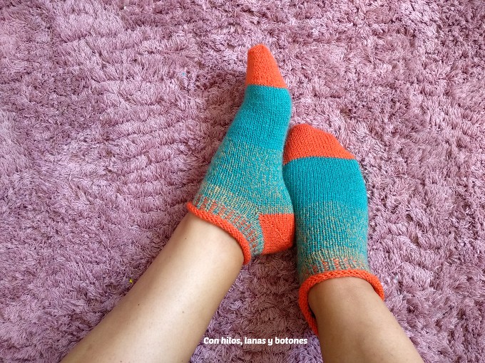 Con hilos, lanas y botones: calcetines Rodiles (patrón de Belén Fernández, @tejereningles)